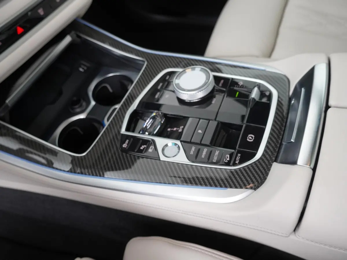 xDrive50e | SoH 100% | M-Sport Pro | Bowers & Wilkins | Sky Lounge | Alcantara Hemel | Soft Close | Stoelventilatie | Stoelverwarming V+A | Head-Up |