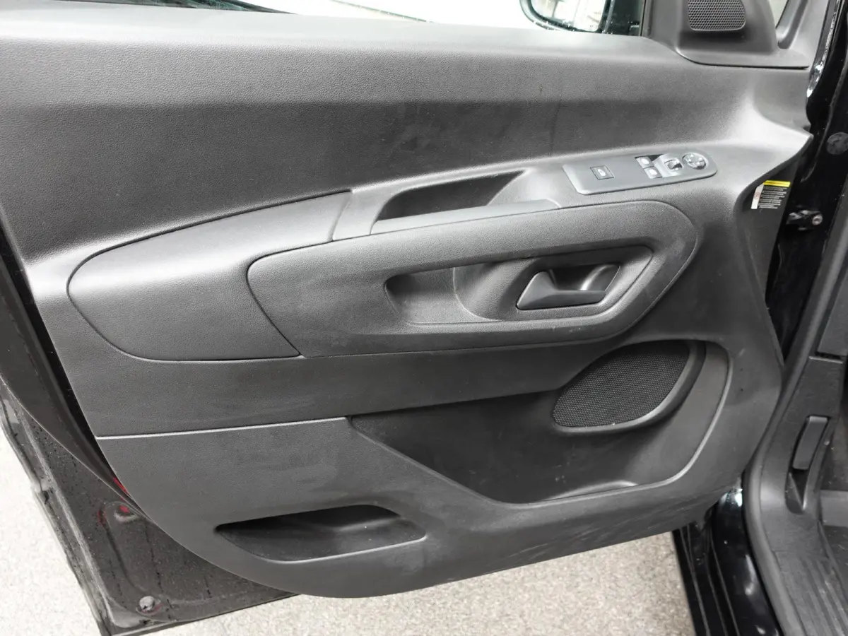 Opel Combo 1.5D 130 pk Aut-8 L2H1 Edition Airco Bluetooth Navi Camera PDC 2-zits