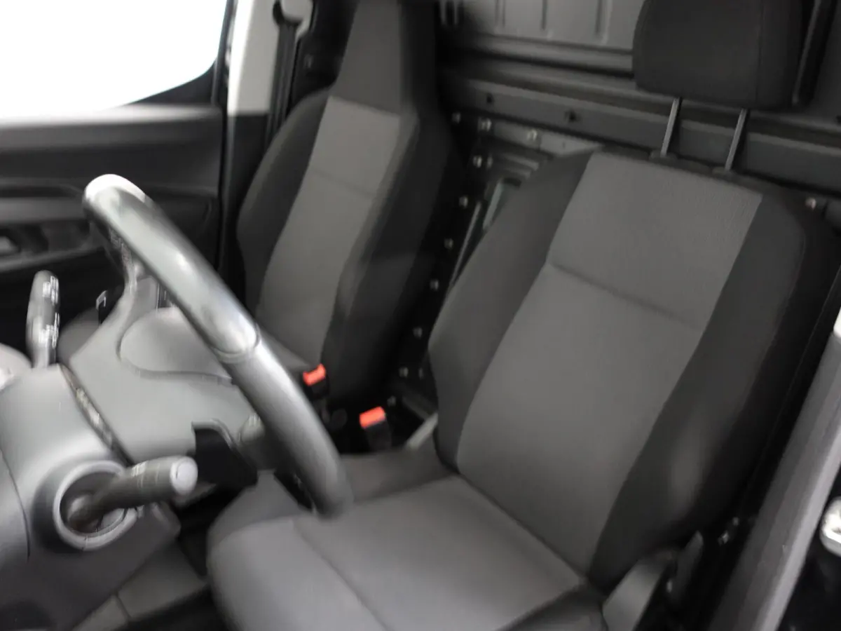 Opel Combo 1.5D 130 pk Aut-8 L2H1 Edition Airco Bluetooth Navi Camera PDC 2-zits