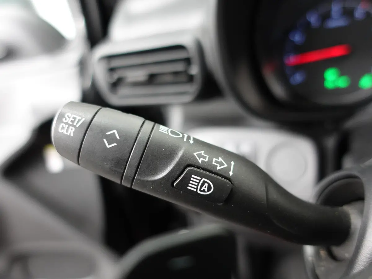Opel Combo 1.5D 130 pk Aut-8 L2H1 Edition Airco Bluetooth Navi Camera PDC 2-zits