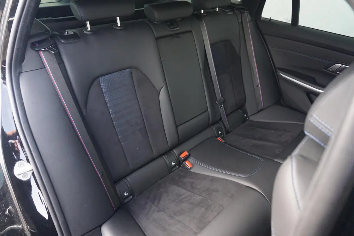 320e | SoH 88% | M Sportpakket Pro | Active Cruise Control | HiFi System | Elektrisch verstelbare stoelen | Stuurwielrand verwarmd