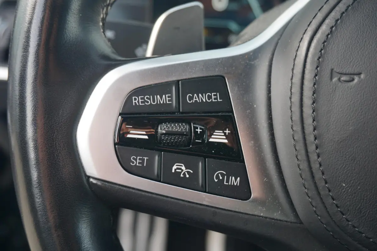 320e | SoH 88% | M Sportpakket Pro | Active Cruise Control | HiFi System | Elektrisch verstelbare stoelen | Stuurwielrand verwarmd