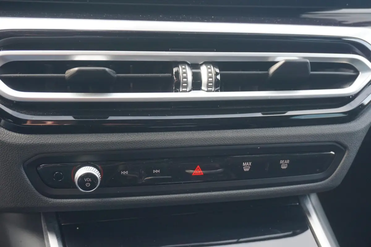 320e | SoH 88% | M Sportpakket Pro | Active Cruise Control | HiFi System | Elektrisch verstelbare stoelen | Stuurwielrand verwarmd