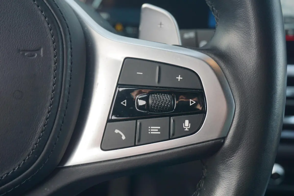 320e | SoH 88% | M Sportpakket Pro | Active Cruise Control | HiFi System | Elektrisch verstelbare stoelen | Stuurwielrand verwarmd