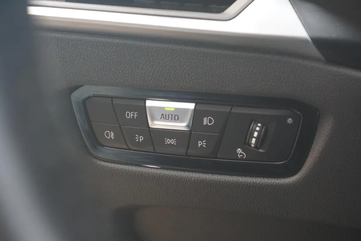 320e | SoH 88% | M Sportpakket Pro | Active Cruise Control | HiFi System | Elektrisch verstelbare stoelen | Stuurwielrand verwarmd