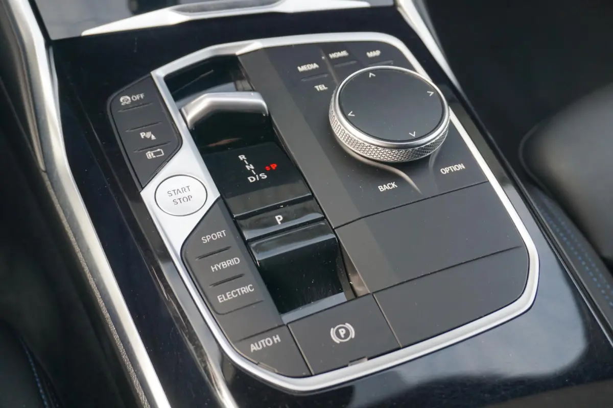 320e | SoH 88% | M Sportpakket Pro | Active Cruise Control | HiFi System | Elektrisch verstelbare stoelen | Stuurwielrand verwarmd