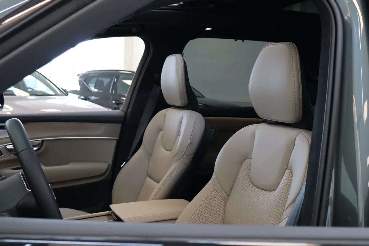 T8 406PK AWD Ultra Dark Executive Ed. | B&W | Luchtvering | 22" | Gelam. glas | Massage/ventilatie
