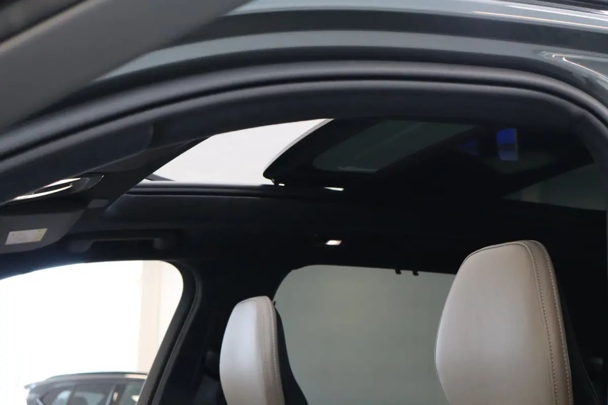 T8 406PK AWD Ultra Dark Executive Ed. | B&W | Luchtvering | 22" | Gelam. glas | Massage/ventilatie