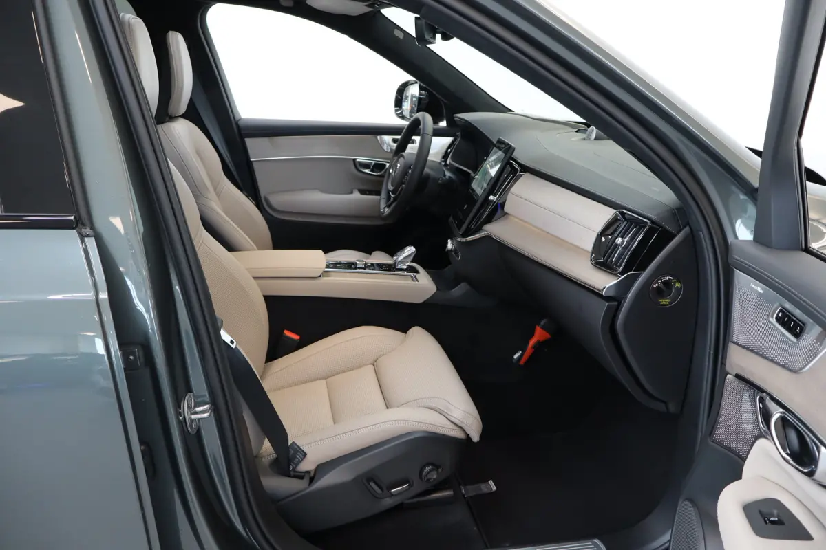 T8 406PK AWD Ultra Dark Executive Ed. | B&W | Luchtvering | 22" | Gelam. glas | Massage/ventilatie