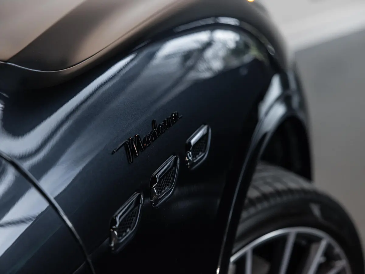 2.0 MHEV Modena | 330pk | Travel Package | Climate Package | Tech Package | 21" velgen | Panoramadak | Geluidswerend glas