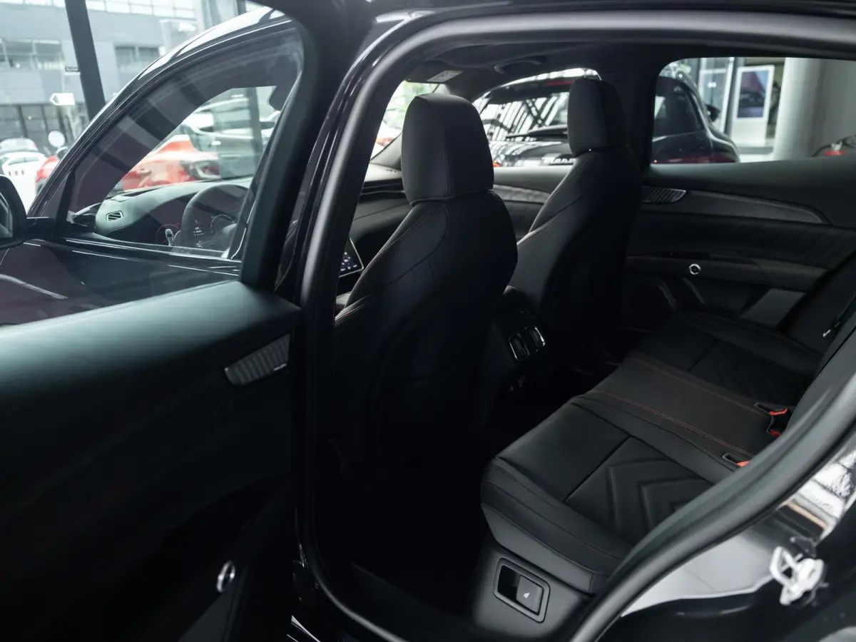 2.0 MHEV Modena | 330pk | Travel Package | Climate Package | Tech Package | 21" velgen | Panoramadak | Geluidswerend glas