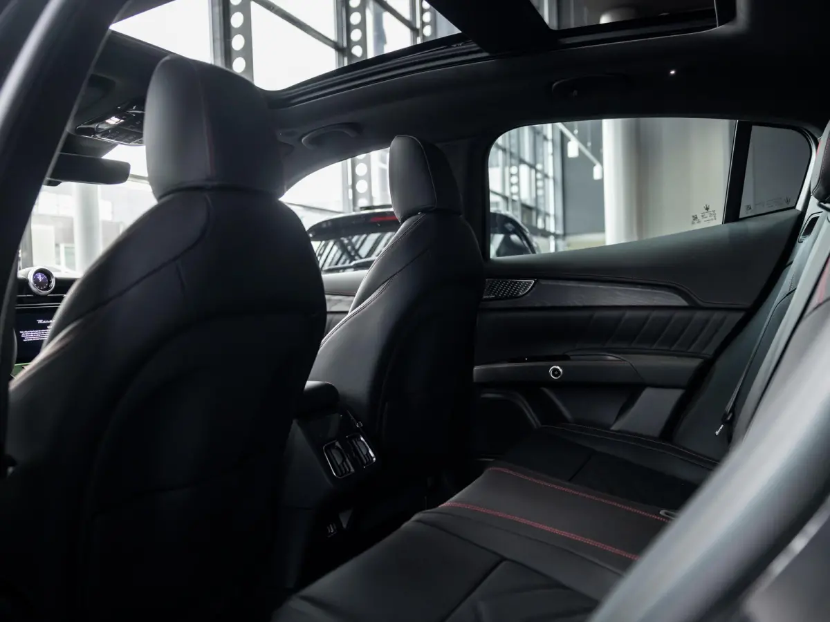 2.0 MHEV Modena | 330pk | Travel Package | Climate Package | Tech Package | 21" velgen | Panoramadak | Geluidswerend glas