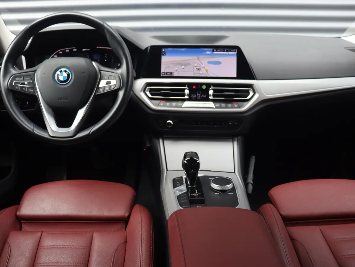 330e xDrive | High Executive | Sportstoelen | Verwarmbare Voorstoelen | Hi-Fi | Adaptive LED | Parkeersensoren | Climate Control 2-Zone | SOH 92% | 17'' LMV