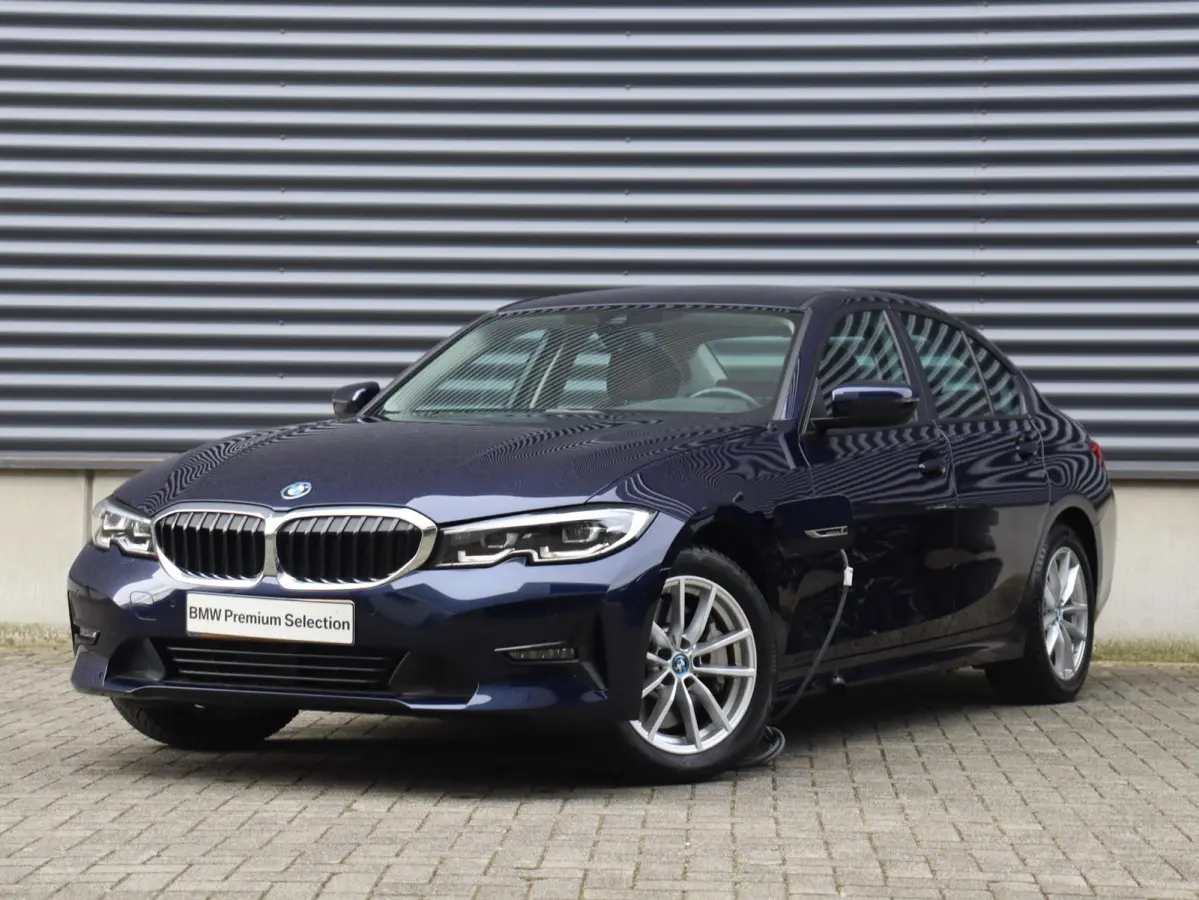 330e xDrive | High Executive | Sportstoelen | Verwarmbare Voorstoelen | Hi-Fi | Adaptive LED | Parkeersensoren | Climate Control 2-Zone | SOH 92% | 17'' LMV