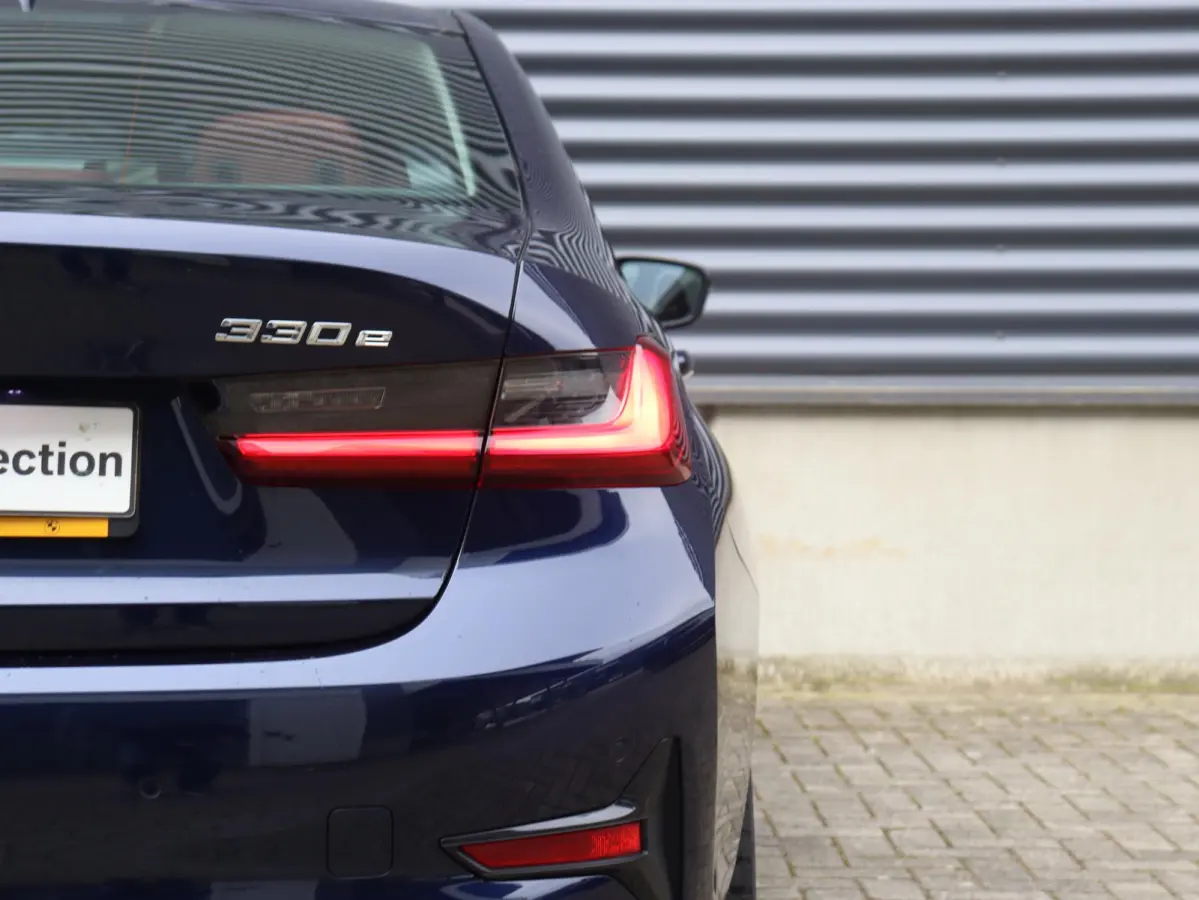 330e xDrive | High Executive | Sportstoelen | Verwarmbare Voorstoelen | Hi-Fi | Adaptive LED | Parkeersensoren | Climate Control 2-Zone | SOH 92% | 17'' LMV