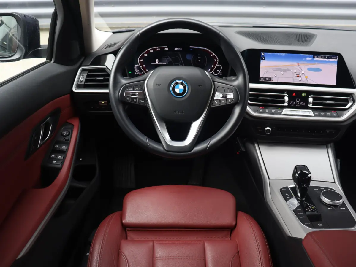 330e xDrive | High Executive | Sportstoelen | Verwarmbare Voorstoelen | Hi-Fi | Adaptive LED | Parkeersensoren | Climate Control 2-Zone | SOH 92% | 17'' LMV