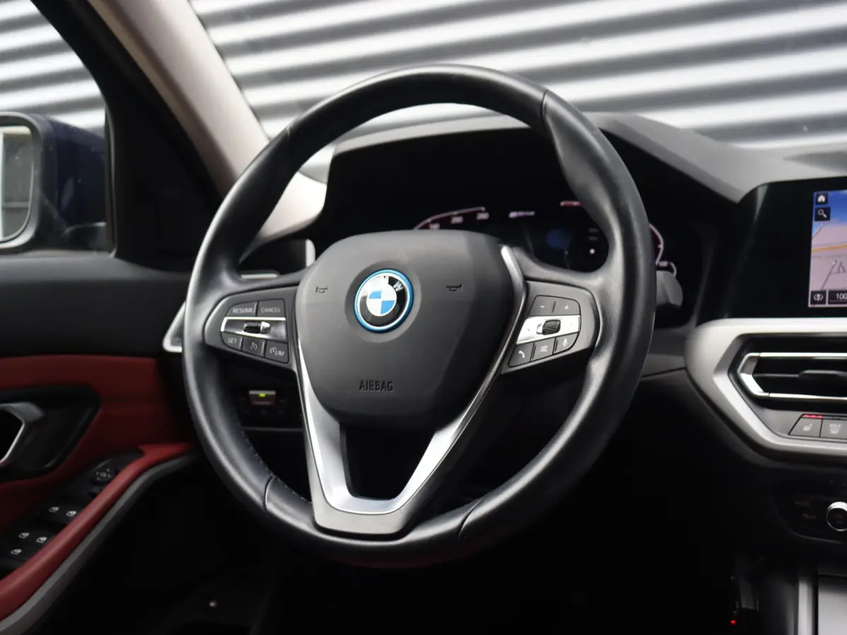 330e xDrive | High Executive | Sportstoelen | Verwarmbare Voorstoelen | Hi-Fi | Adaptive LED | Parkeersensoren | Climate Control 2-Zone | SOH 92% | 17'' LMV