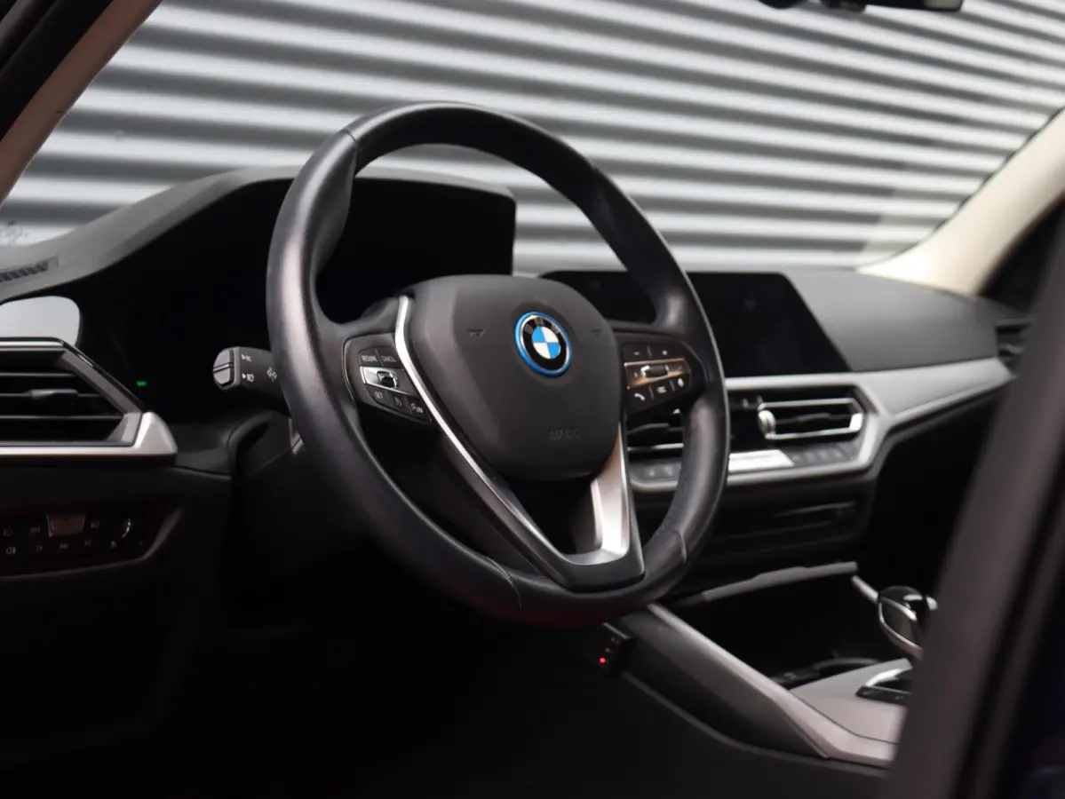 330e xDrive | High Executive | Sportstoelen | Verwarmbare Voorstoelen | Hi-Fi | Adaptive LED | Parkeersensoren | Climate Control 2-Zone | SOH 92% | 17'' LMV