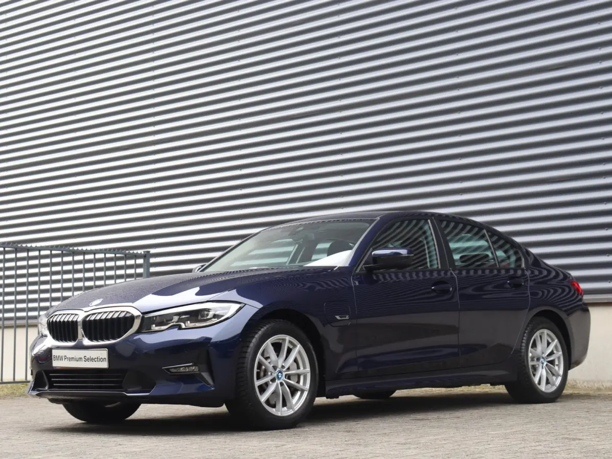 330e xDrive | High Executive | Sportstoelen | Verwarmbare Voorstoelen | Hi-Fi | Adaptive LED | Parkeersensoren | Climate Control 2-Zone | SOH 92% | 17'' LMV
