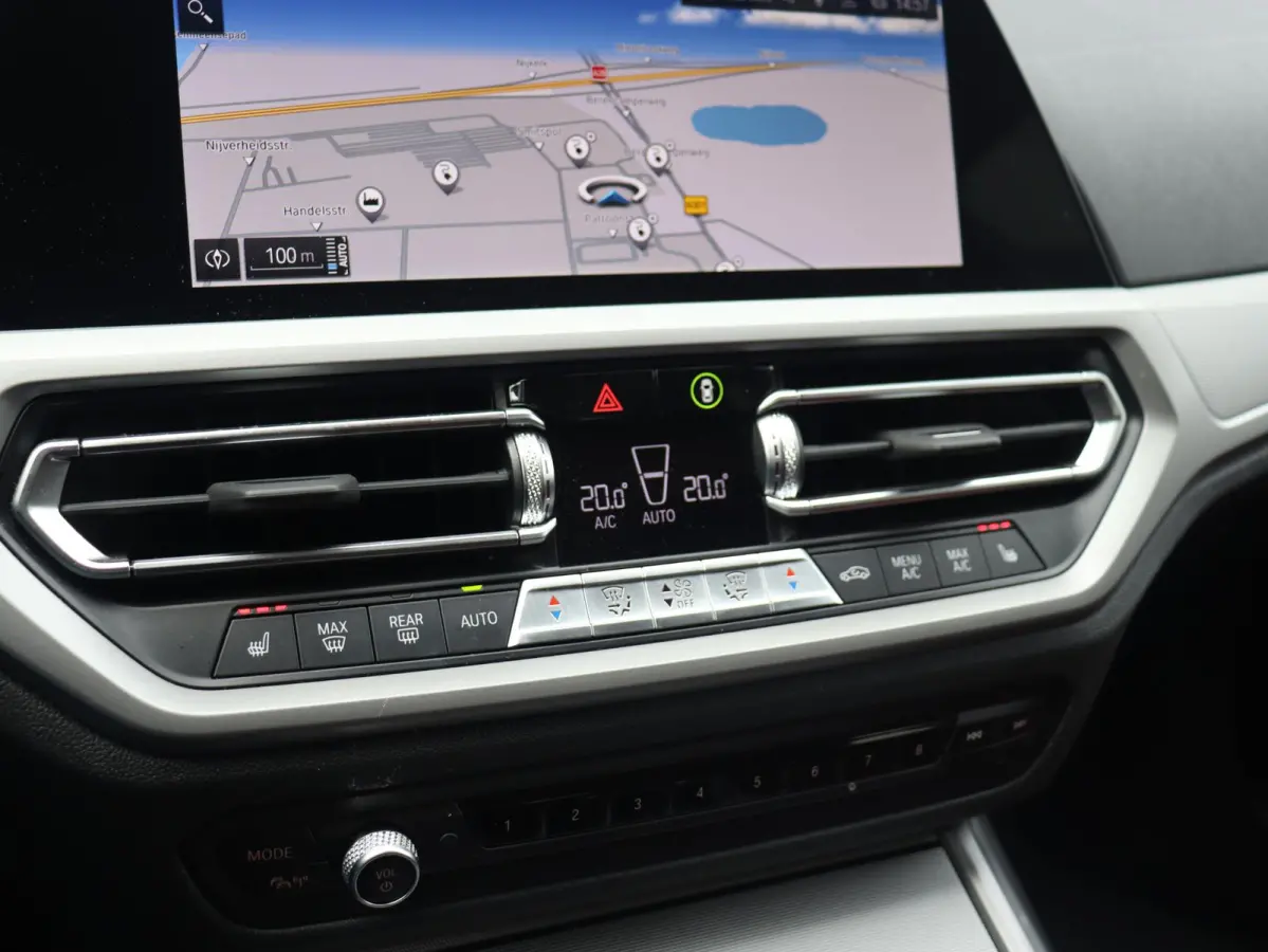 330e xDrive | High Executive | Sportstoelen | Verwarmbare Voorstoelen | Hi-Fi | Adaptive LED | Parkeersensoren | Climate Control 2-Zone | SOH 92% | 17'' LMV