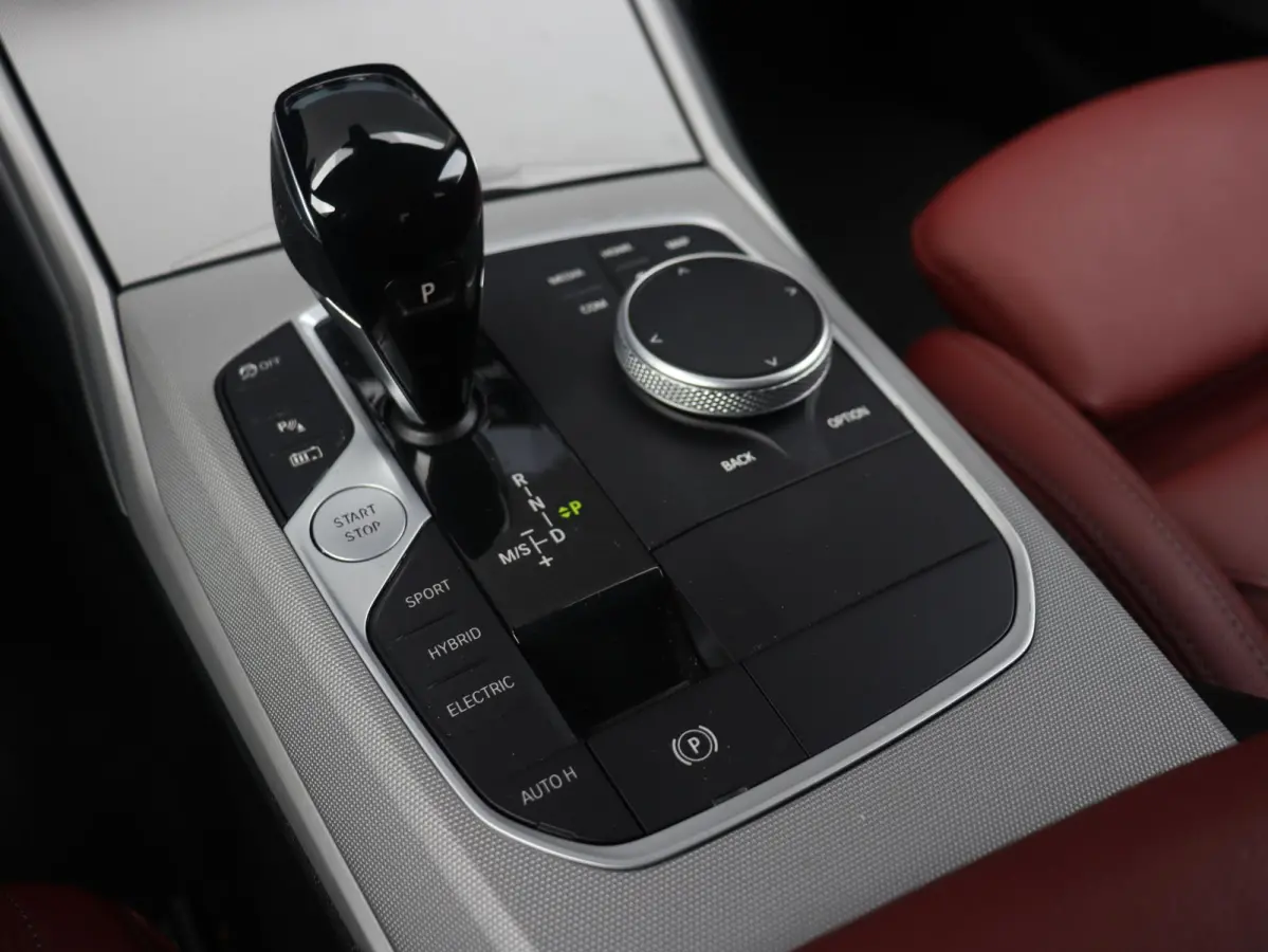 330e xDrive | High Executive | Sportstoelen | Verwarmbare Voorstoelen | Hi-Fi | Adaptive LED | Parkeersensoren | Climate Control 2-Zone | SOH 92% | 17'' LMV