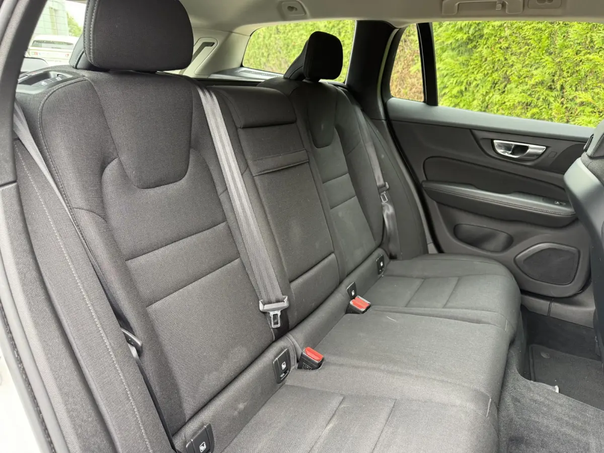 B3 Momentum Advantage | Blis | Parkeer sensoren | Elektrische stoelen | AppleCarplay | Bluetooth |
