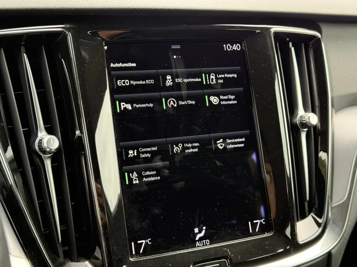 B3 Momentum Advantage | Blis | Parkeer sensoren | Elektrische stoelen | AppleCarplay | Bluetooth |