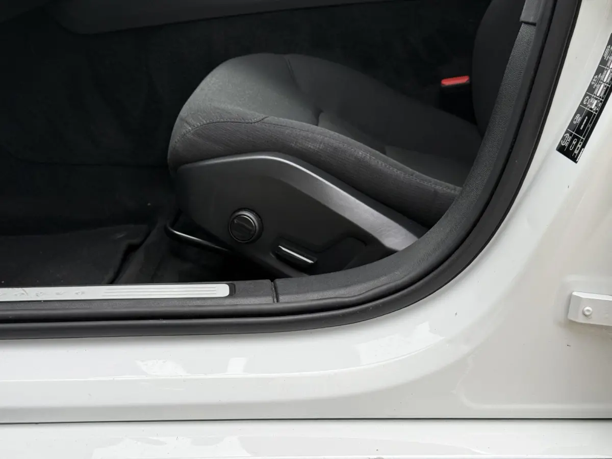 B3 Momentum Advantage | Blis | Parkeer sensoren | Elektrische stoelen | AppleCarplay | Bluetooth |