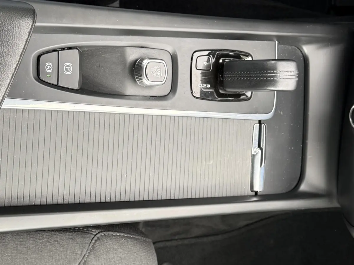 B3 Momentum Advantage | Blis | Parkeer sensoren | Elektrische stoelen | AppleCarplay | Bluetooth |