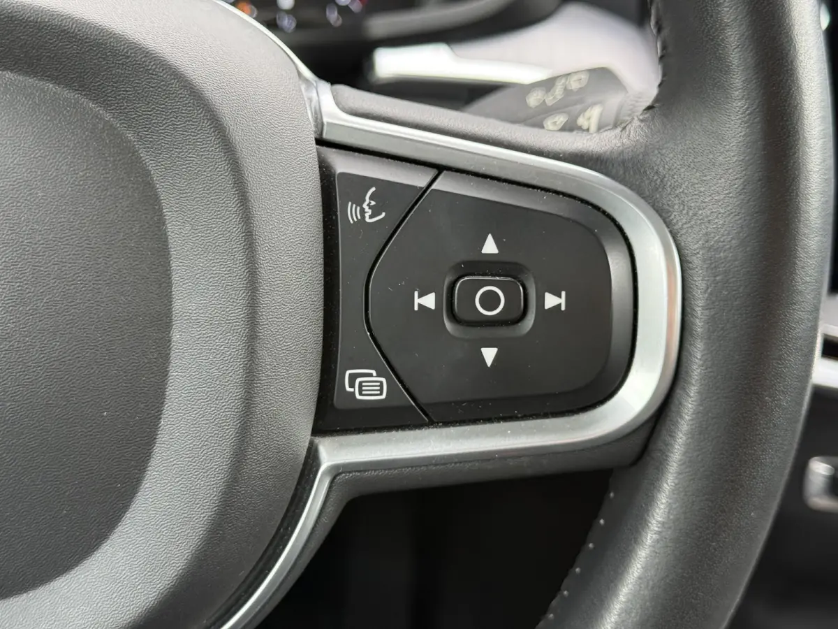 B3 Momentum Advantage | Blis | Parkeer sensoren | Elektrische stoelen | AppleCarplay | Bluetooth |