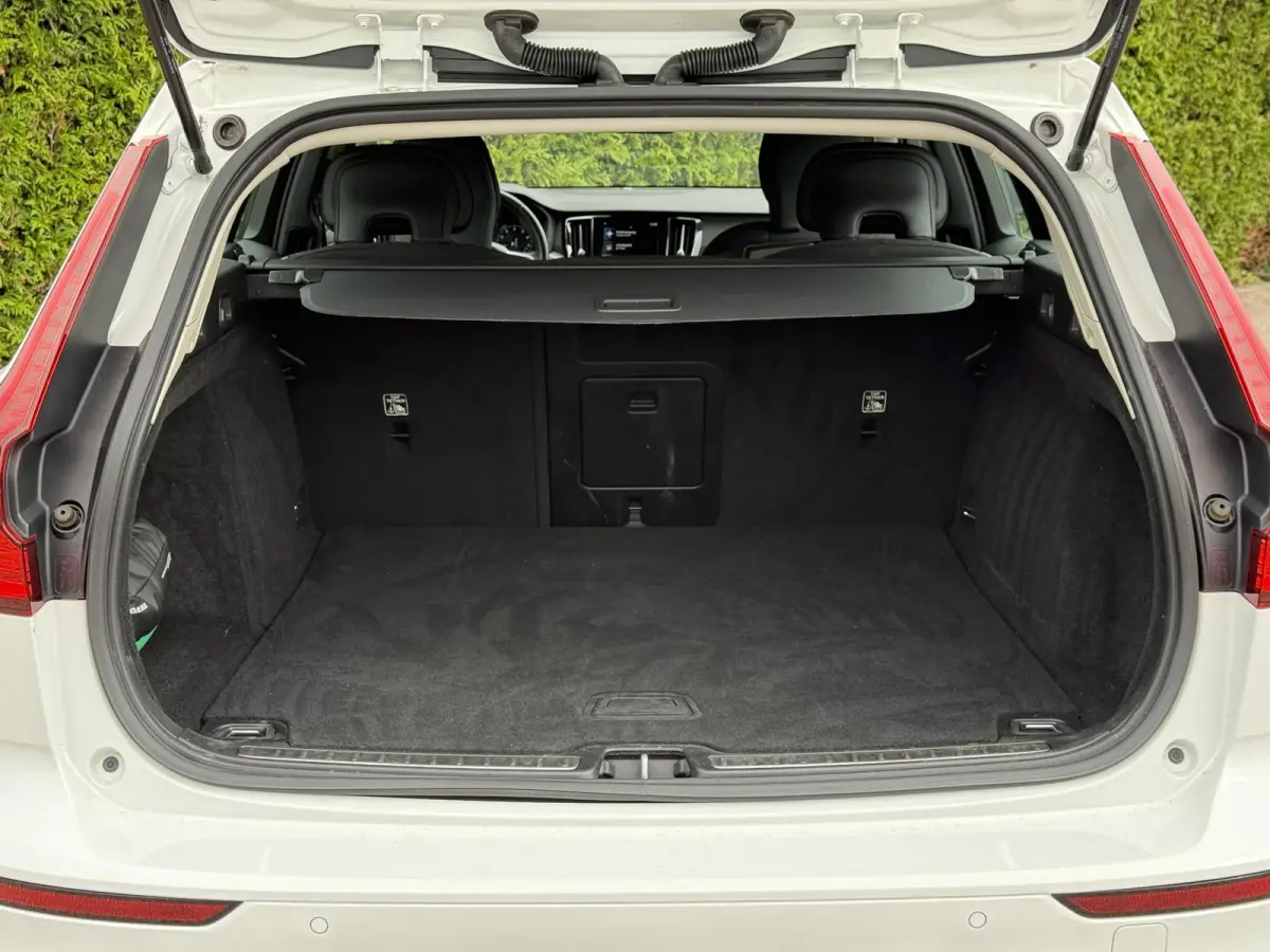 B3 Momentum Advantage | Blis | Parkeer sensoren | Elektrische stoelen | AppleCarplay | Bluetooth |