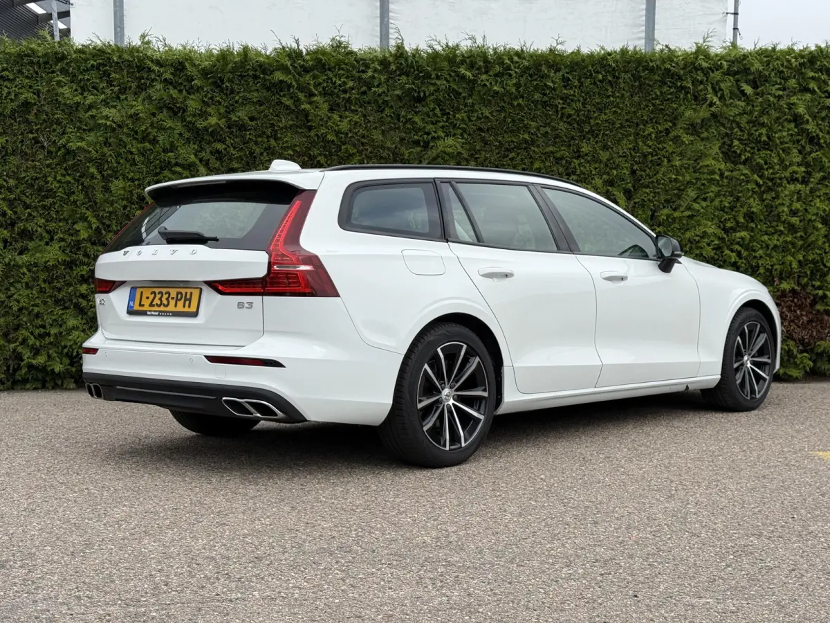 B3 Momentum Advantage | Blis | Parkeer sensoren | Elektrische stoelen | AppleCarplay | Bluetooth |