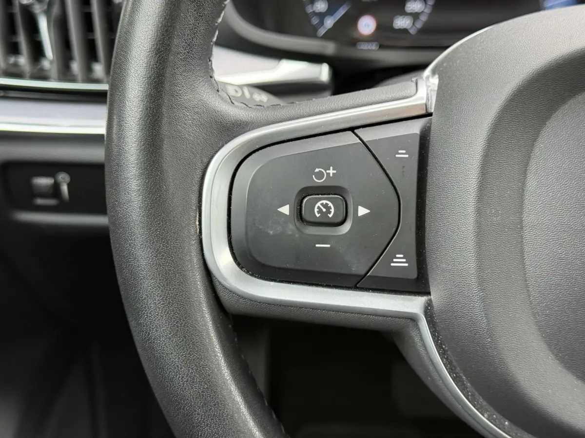 B3 Momentum Advantage | Blis | Parkeer sensoren | Elektrische stoelen | AppleCarplay | Bluetooth |