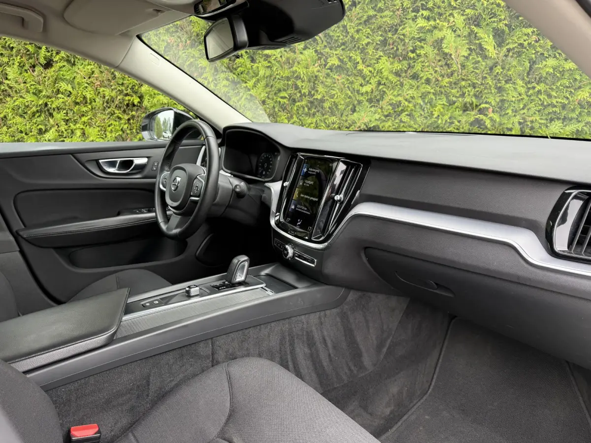 B3 Momentum Advantage | Blis | Parkeer sensoren | Elektrische stoelen | AppleCarplay | Bluetooth |