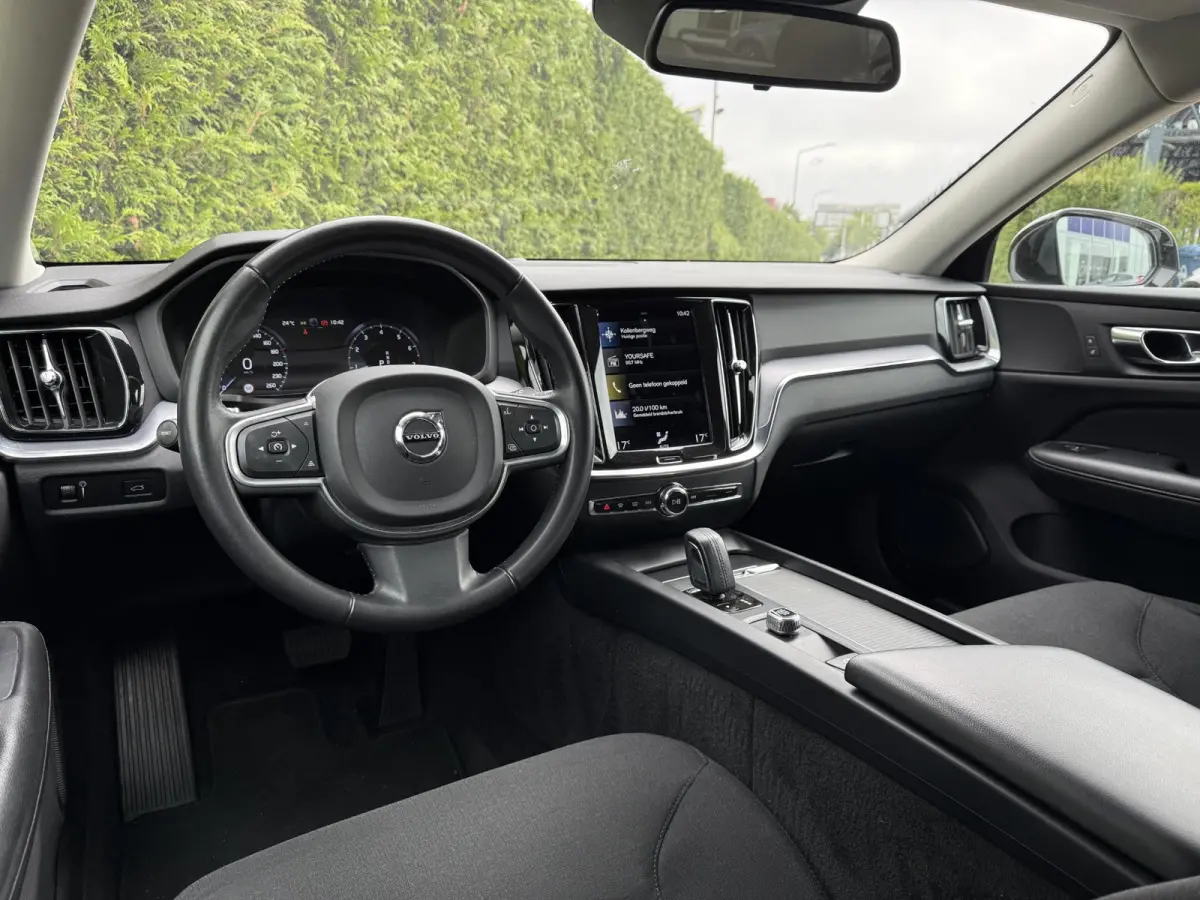 B3 Momentum Advantage | Blis | Parkeer sensoren | Elektrische stoelen | AppleCarplay | Bluetooth |
