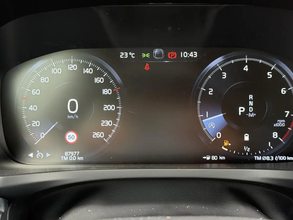 B3 Momentum Advantage | Blis | Parkeer sensoren | Elektrische stoelen | AppleCarplay | Bluetooth |
