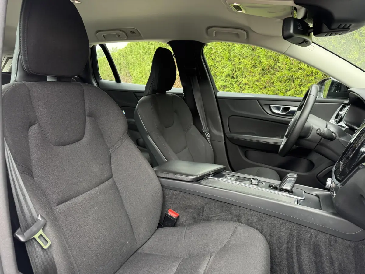 B3 Momentum Advantage | Blis | Parkeer sensoren | Elektrische stoelen | AppleCarplay | Bluetooth |