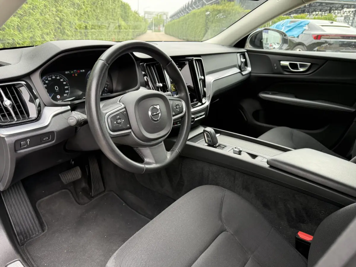 B3 Momentum Advantage | Blis | Parkeer sensoren | Elektrische stoelen | AppleCarplay | Bluetooth |
