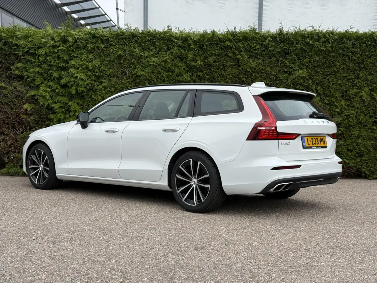 B3 Momentum Advantage | Blis | Parkeer sensoren | Elektrische stoelen | AppleCarplay | Bluetooth |