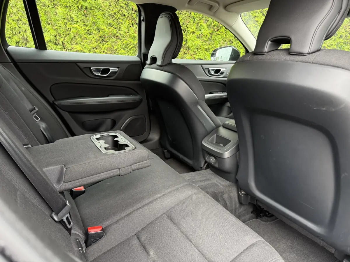 B3 Momentum Advantage | Blis | Parkeer sensoren | Elektrische stoelen | AppleCarplay | Bluetooth |