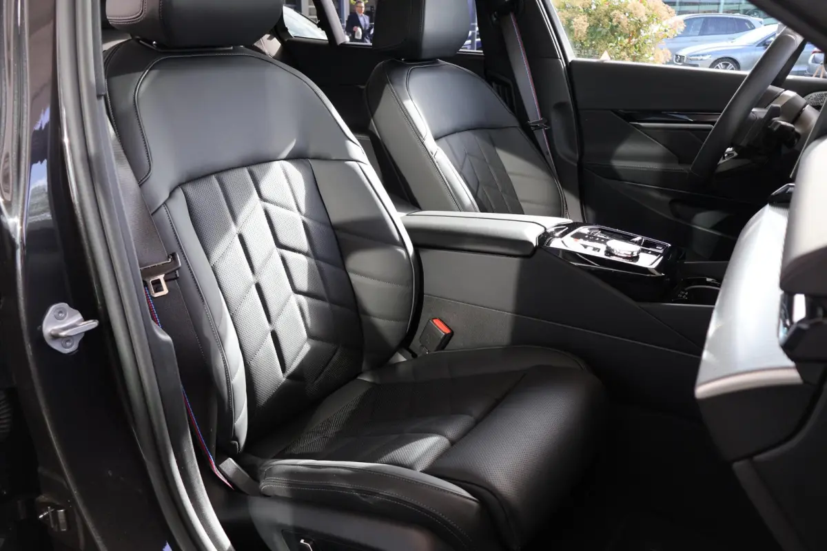 530e | SOH 100% | M Sportpakket Pro | Panorama Dak | Stoel -en Stuurverwarming | Bowers & Wilkins Sound System