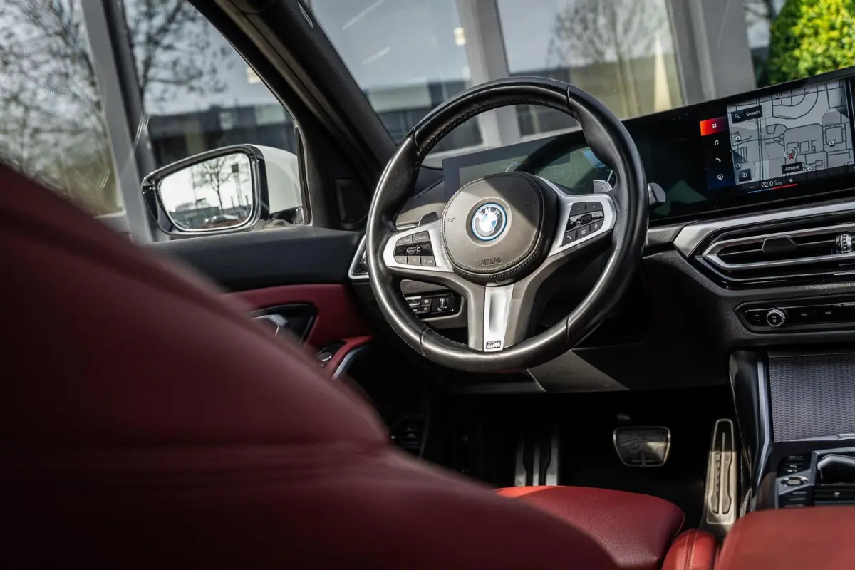 320e|PANO|CARPLAY|CAMERA|KEYLESS|LASER