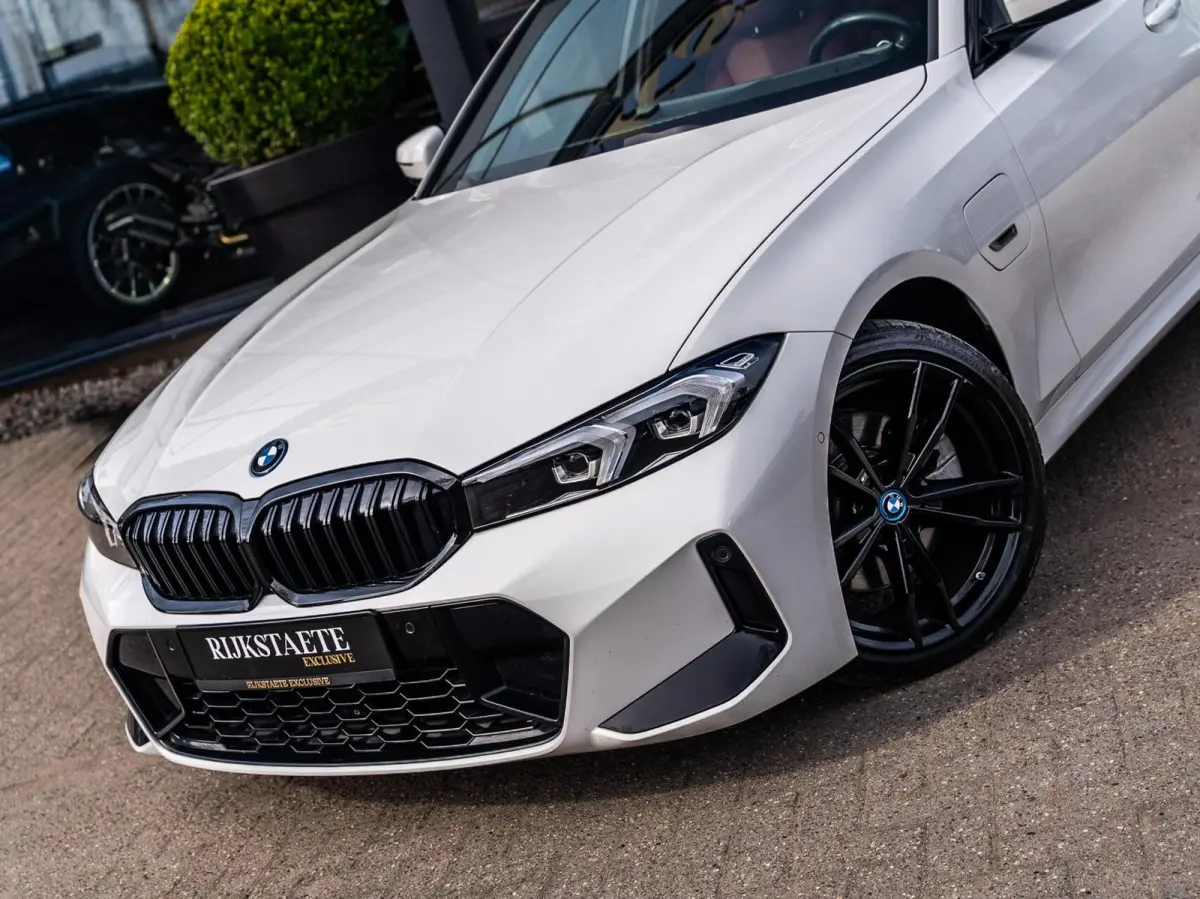 320e|PANO|CARPLAY|CAMERA|KEYLESS|LASER