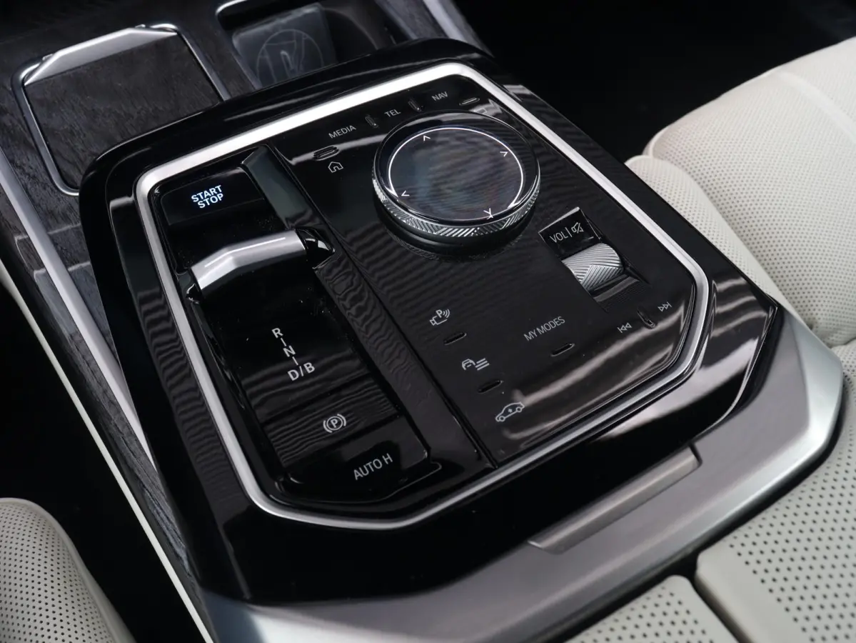 xDrive60 | High Executive | M Sportpakket Pro | Executive Lounge | Rear-Seat Entertainment Experience | Driving Assistant Prof. | Head-Up | Stoel Massage & Ventilatie | SOH 100% | 20'' LMV
