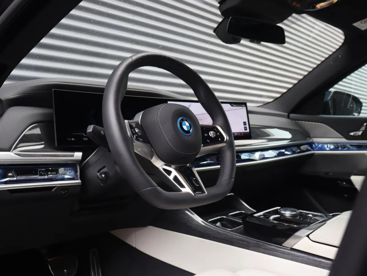 xDrive60 | High Executive | M Sportpakket Pro | Executive Lounge | Rear-Seat Entertainment Experience | Driving Assistant Prof. | Head-Up | Stoel Massage & Ventilatie | SOH 100% | 20'' LMV