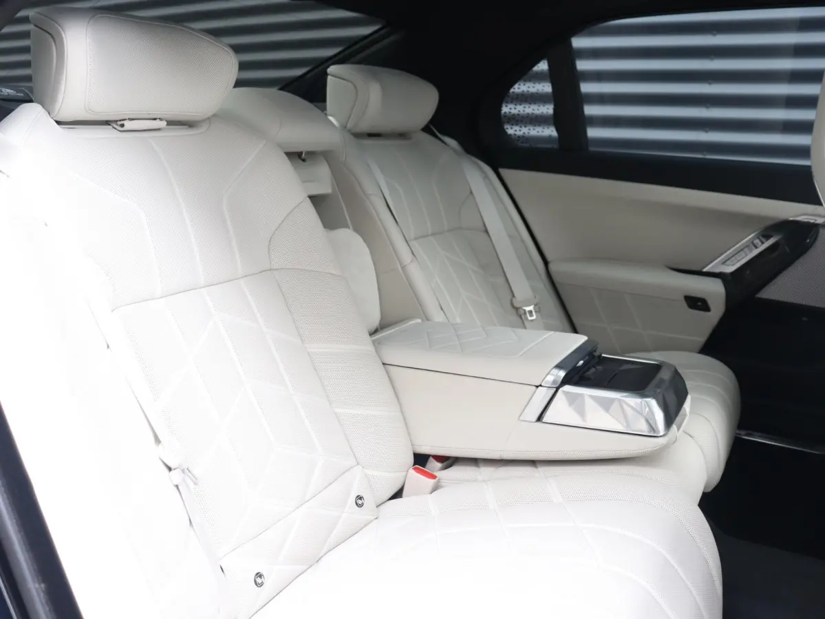 xDrive60 | High Executive | M Sportpakket Pro | Executive Lounge | Rear-Seat Entertainment Experience | Driving Assistant Prof. | Head-Up | Stoel Massage & Ventilatie | SOH 100% | 20'' LMV
