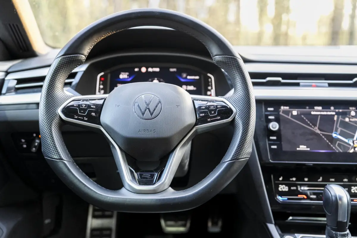 2.0 TDI R-Line Business+ IQ Light | Elek Trekhaak | Navigatie | Camera | Dsg