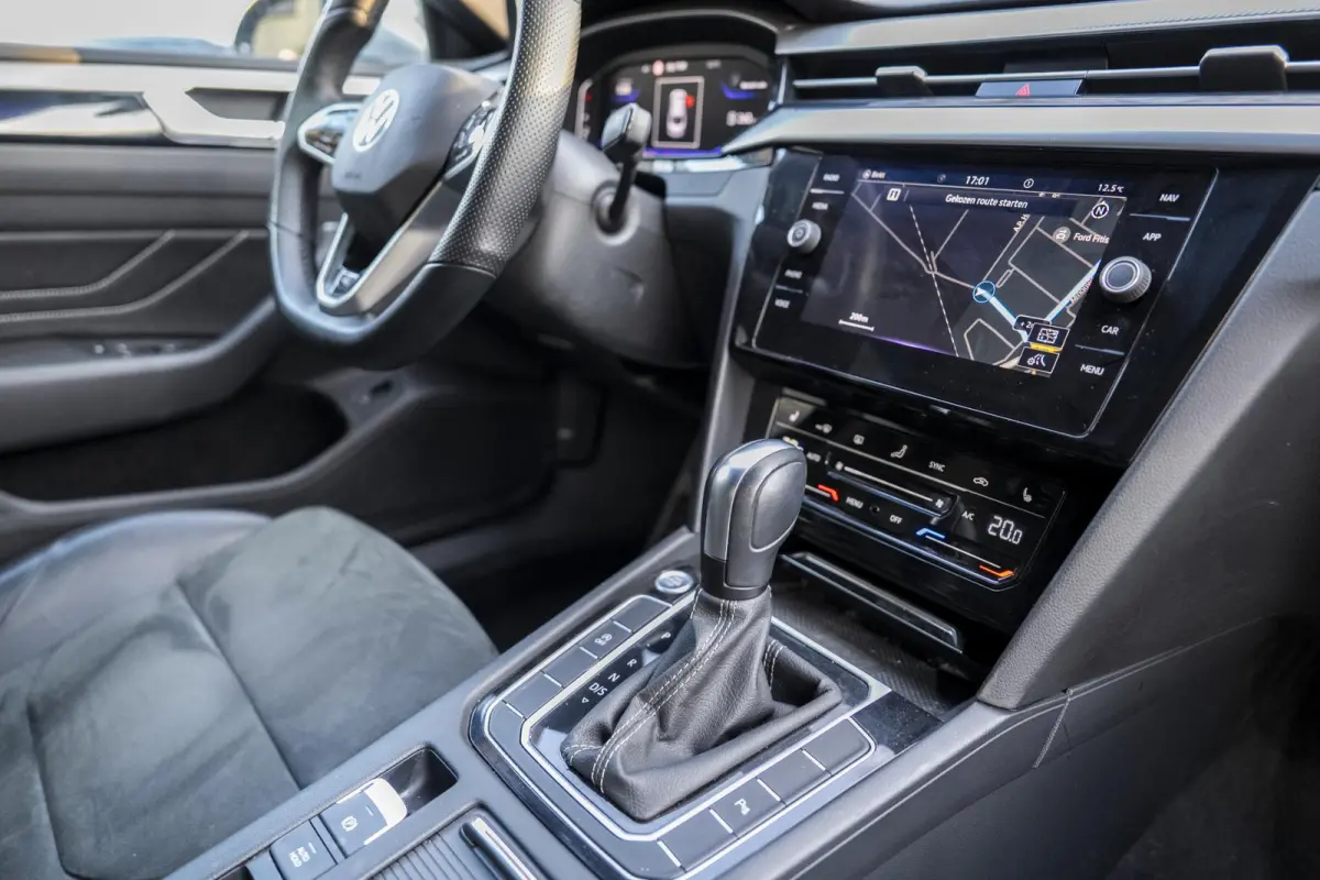 2.0 TDI R-Line Business+ IQ Light | Elek Trekhaak | Navigatie | Camera | Dsg