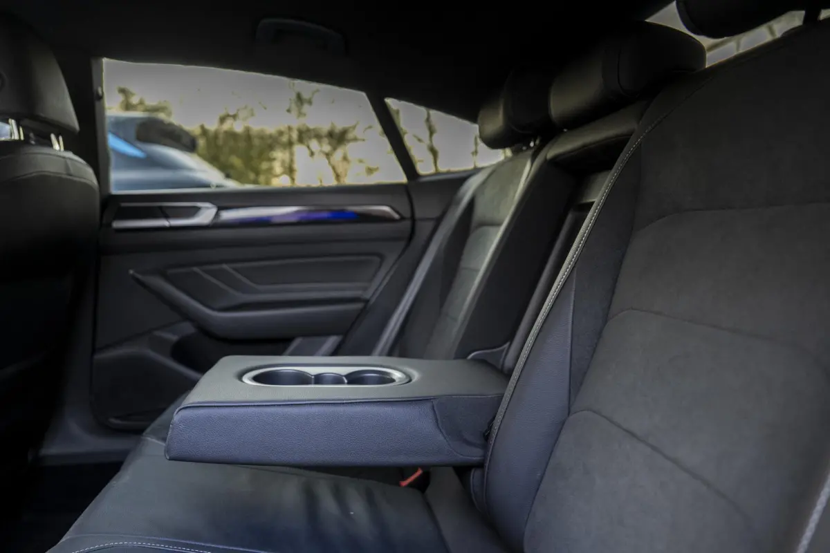 2.0 TDI R-Line Business+ IQ Light | Elek Trekhaak | Navigatie | Camera | Dsg