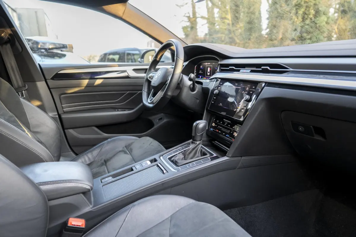 2.0 TDI R-Line Business+ IQ Light | Elek Trekhaak | Navigatie | Camera | Dsg